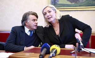 Marine Le Pen et Gilbert Collard lors de la conférence de presse du parti politique d'extrême droite RBM (Rassemblement Bleu Marine) le 4 décembre 2012 à Paris.