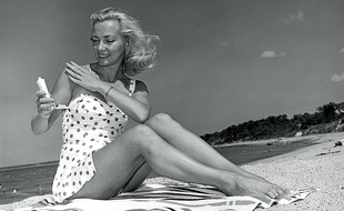 On y pense à la plage, mais il faut appliquer un écran de protection solaire toute l'année.