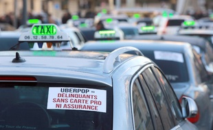 Une manifestation de taxis contre Uber, à Bordeaux, le 10 février 2015.