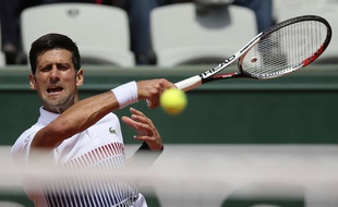 Novak Djokovic remporte son duel contre le Portugais Joao Sousa, Roland Garros, le 31 mai 2017.