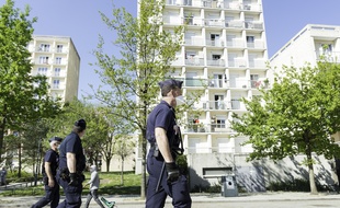 Des policiers patrouillant à Rennes en avril 2020