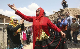 Une femme danse lors d'un mariage en Iran.