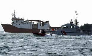 La cour d'assises spéciale de Rennes, composée de magistrats uniquement, a commencé lundi à se pencher sur l'affaire du Junior, cargo panaméen arraisonné en 2008 dans les eaux internationales du golfe de Guinée avec plus de 3 tonnes de cocaïne à bord.