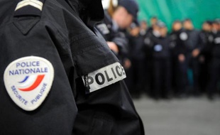 Deux hommes, dont l'un âgé d'une vingtaine d'années, ont été blessés par balles dimanche matin dans le centre-ville de Marseille, a-t-on appris de source proche de l'enquête.