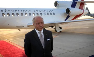Le ministre français des Affaires étrangères, Laurent Fabius, le 10 août 2014 à l'aéroport d'Erbil, en Irak