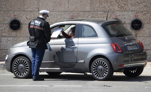Un contrôle de police de la Sûreté publique de Monaco, en plein épidémie de coronavirus