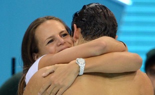 Laure Manaudou s'est offert sa première médaille internationale depuis quatre ans en remportant l'argent sur le 100 m dos à l'Euro-2012 en petit bassin, vendredi à Chartres, où les Français ont continué à faire des étincelles.