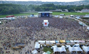 Des milliers de personnes rassemblées au Festival Solidays le 27 juin 2010 à Paris.