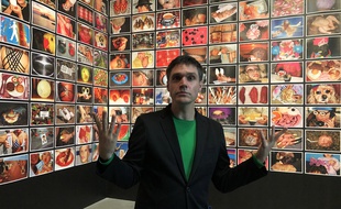 Etienne Bernard, nouveau directeur du Frac Bretagne, devant une série de photos signées Martin Parr.