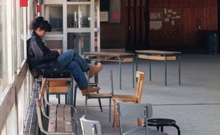 Les Français portent un regard sévère sur les jeunes jugés "intolérants" (53%) et "égoïstes" (63%), mais ils estiment à 81% qu'il est difficile d'être jeune (moins de 30 ans) aujourd'hui, selon un sondage Ipsos/Logica Business Consulting pour Le Monde publié mercredi.