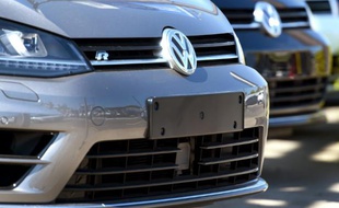 Des voitures neuves Volkswagen sur le parking d'un concessionnaire à Sydney, le 3 octobre 2015 en Australie