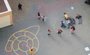Des enfants jouent dans la cours de leur école maternelle.