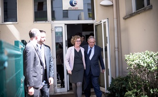 Muriel Pénicaud et Jacques Mézard visitent une agence Pôle emploi à Clichy-sous-bois, le 17 avril 2018.