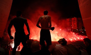 Angel Di Maria et les joueurs du PSG fêtent la qualification en quarts de finale de la Ligue des champions avec leurs supporters devant le Parc des Princes, le 11 mars 2020.