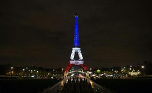 La Tour Eiffel aux couleurs tricolores en hommage aux victimes des attentats de Paris, le 16 novembre 2015
