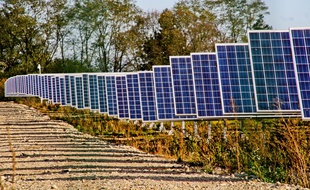 Panneaux solaires dans une centrale solaire à Allonnes dans la Sarthe.