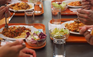Le prix dans la cantine dans le privé peut être trop élevé pour certaines familles.