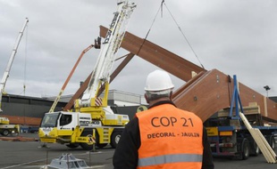 Travaux de construction d'un site de la COP21 le 6 octobre 2015 au Bourget