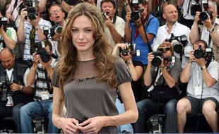 Visiblement amaigrie, Angelina Jolie se prête à un photocall à son arrivée à Cannes pour la promotion du film "A Mighty Heart" du réalisateur Michael Winterbottom.