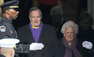 L'ancien président américain George H.W. Bush et sa femme Barbara à leur arrivée à l'investiture de Barack Obama le 20 janvier 2009 à Washington