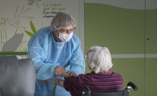 Illustration d'un personnel soignant dans un Ehpad
