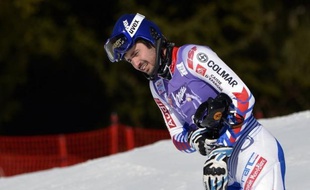 Jean-Baptiste Grange, qui s'est blessé au pouce gauche lors du slalom de Wengen dimanche, sera bien au départ du prochain slalom de Coupe du monde dimanche à Kitzbühel qu'il disputera avec une attelle, a indiqué la Fédération française de ski alpin (FFS).