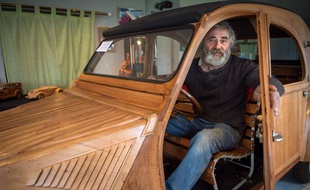 Michel Robillard, un ébéniste à la retraite, a fabriqué lui même la reproduction d'une 2 CV de 1953 en bois fruitier de Touraine.
