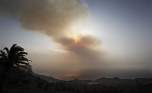 De multiples incendies, nourris par le vent et la canicule, ont brûlé ce week-end des milliers d'hectares de forêts et broussailles à travers l'Espagne, dévorant les sols desséchés, comme aux Canaries où près de 5.000 villageois ont dû quitter leurs maisons.