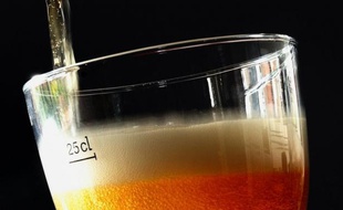 Au comptoir ou en salle, le demi de bière pourrait se payer plus cher, le gouvernement souhaitant augmenter l'une des taxes sur cette boisson alcoolisée, provoquant la colère des patrons de bistrots, qui y voient un nouveau danger pour un secteur déjà fragilisé par la crise.