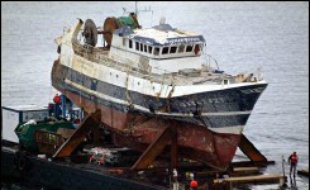 Le Bugaled Breizh a coulé avec son équipage de cinq marins au large du Cap Lizard (Grande-Bretagne) dans une zone où se déroulaient des exercices de l'OTAN incluant des sous-marins.
