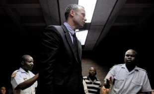 L'athlète paralympique sud-africain Oscar Pistorius, entré dans l'histoire pour avoir participé aux JO de Londres avec les valides, a comparu pour la première fois vendredi, en larmes, devant la justice qui l'a inculpé du meurtre de sa petite amie, un crime passible de la prison à vie.