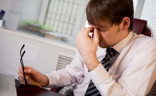 Un homme stressé au travail.