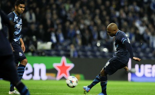 Yacine Brahimi s'apprête à crucifier sur coup franc le gardien du FC Bâle, en 8e de finale de Ligue des champions.