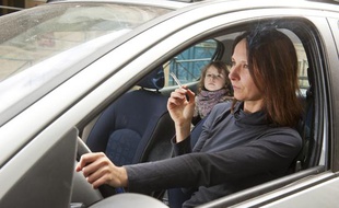 Il est désormais interdit de fumer en voiture en présence des enfants. Illustration