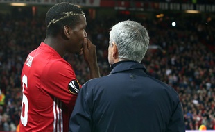 Paul Pogba et José Mourinho en discussion lors du match entre Manchester United et le FC Zorya en Ligue Europa, le 29 septembre 2016.
