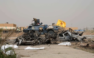 La carcasse d'un véhicule ayant été utilisé pour commettre un attentat suicide à Tikrit