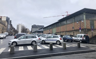 Cinq plots en béton viennent d'être installés en bas de la place des Lices.