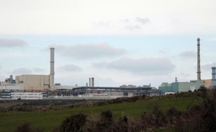 L'usine de retraitement de déchets nucléaires Areva de La Hague (Manche) était à l'arrêt mardi à la suite d'une grève contre des projets de sous-traitance de certaines activités du site