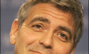 L'acteur américain George Clooney, nominé à trois reprises pour les Oscars, a révélé vendredi dans un magazine qu'il serait partant pour interpréter dans un film le rôle de Jose Mourinho, l'entraîneur portugais de Chelsea, l'équipe championne d'Angleterre de football.