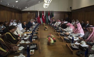 Le président américain Barack Obama (centre gauche) parle avec l'émir du Koweit Sheikh Sabah al-Ahmed al-Jaber al-Sabah avant le début d'une rencontre avec des dirigeants des pays du Golfe, le 14 mai 2015 à Camp David
