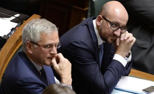 Le nouveau Premier ministre belge Charles Michel (d) au Parlement fédéral de Bruxelles le 14 octobre 2014