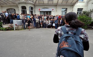 La région Ile-de-France va diminuer ses aides aux lycées privés, décision qui prendra effet à la rentrée 2013 avec l'arrêt de la prise en charge de la gratuité des manuels scolaires, en revenant à ce que lui impose "strictement la loi", a indiqué vendredi Henriette Zoughebi, vice-présidente en charge des lycées.