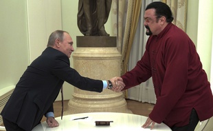 Vladimir Poutine remet son passeport russe à Steven Seagal à Moscou le 25 novembre 2016.