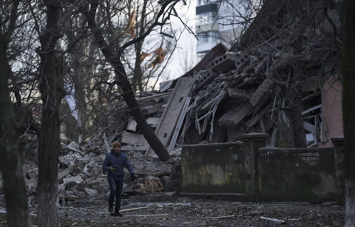 Guerre en Ukraine : Des journalistes de « Quotidien » soufflés par une explosion juste avant leur duplex