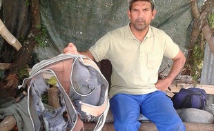 Johnny Bègue a repéré en premier le morceau d'aile d'avion échoué sur le rivage réunionnais, qui suscite des interrogations sur un éventuel lien avec le vol MH370 de la Malaysia Airlines, le 30 juillet 2015 à Saint-André, à La Réunion.