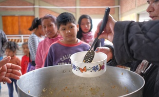 En raison de la situation économique en Argentine, des centaines d'écoles ouvrent leurs portes pour accueillir des milliers d'enfants pour leur servir à manger. Ici à l'école de Salta, le 25 septembre 2019.