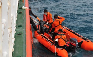 Des équipes de recherche sont à bord de canots en mer de Java, le 2 février 2015 pour récupérer des restes de l'avion d'Air Asia qui s'est abîmé en mer en décembre 2014
