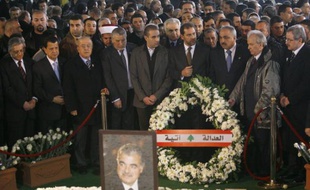 Les autorités libanaises placent une couronne sur la tombe de l'ex-Premier ministre libanais Rafic Hariri le 1er mars 2009 à Beyrouth.