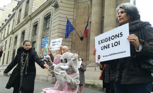Des militants de l’association Paris Animaux Zoopolis manifestent devant le Ministère de la Transition Ecologique.