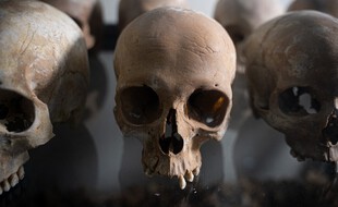 Le prêtre est accusé d'avoir fourni des vivres aux miliciens ayant tué des Tutsi dans son église